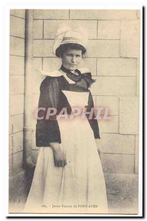CPA Jeune femme de Pont Aven (Bretagne)