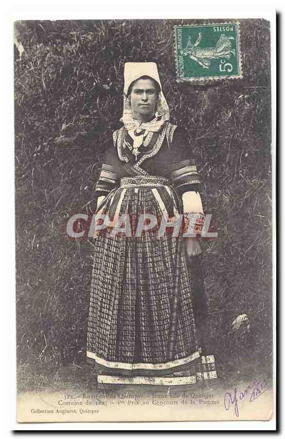 Environs de Quimper CPA Jeune fille de Quenget Costume de 1825 1er prix au concours de la pomme (Bretagne)