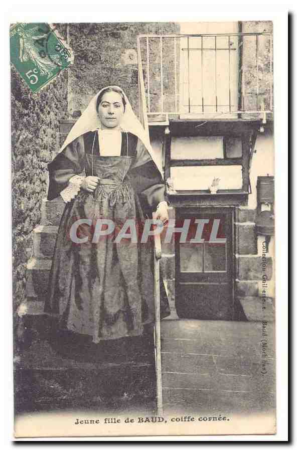 CPA Jeune fille de Baud coiffe cornee (Bretagne)