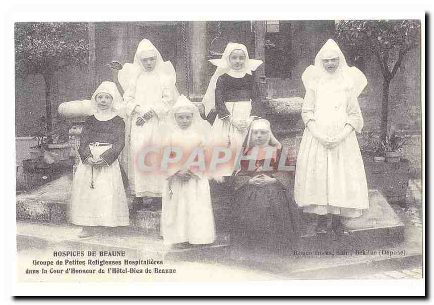Hospices de Beaune — Groupe de Petites Religieuses Hospitalières dans la Cour d'Honneur de l'Hôtel-Dieu de Beaune — Ronen Trères, Saint-Bélaune (Déposé)