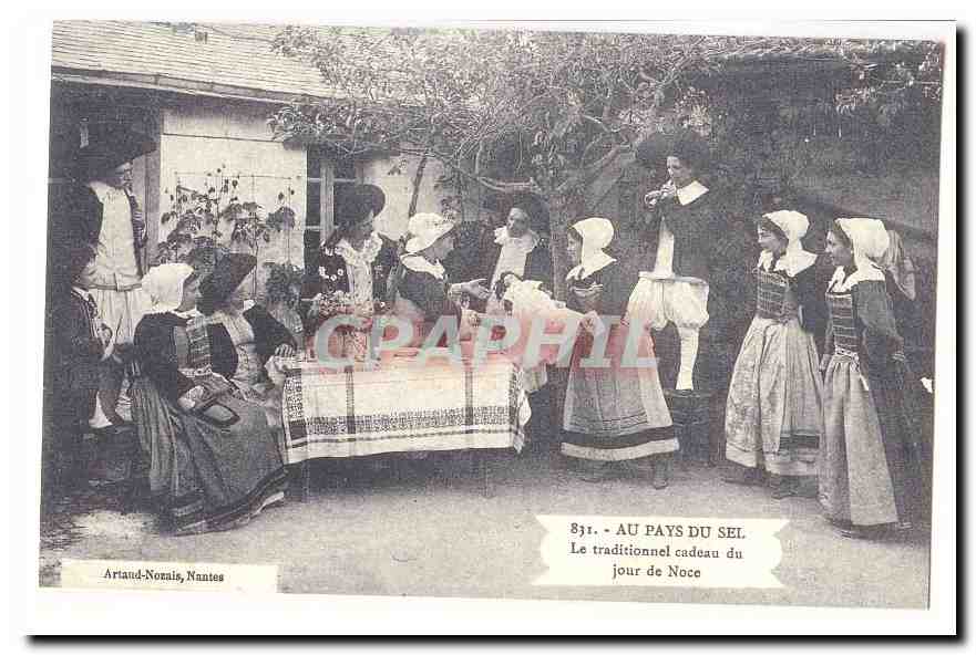 REPRODUCTION Au pays du sel CPA Le traditionnel cadeau du jour de noce