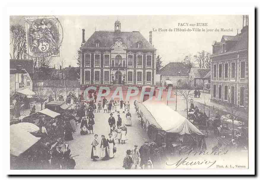 Pacy-sur-Eure — La Place de l'Hôtel-de-Ville le jour du Marché — Phot. A. L., Vernon
