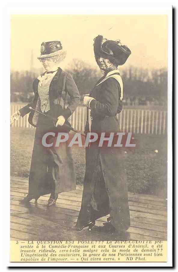 REPRODUCTION CPA La question est posee ? La jupe culotte presentee a la comedie francaise (mode)