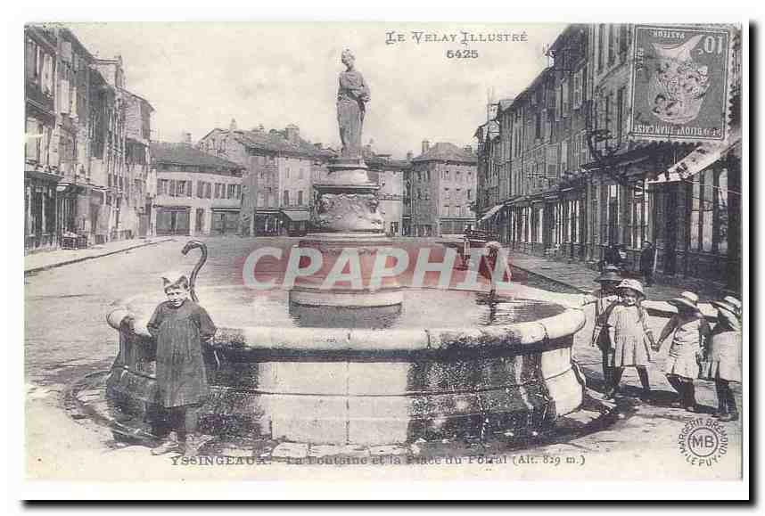 Le VElay illustre CPA Yssingeaux La fontaine et la place du Polral (alt 829m) (reproduction)
