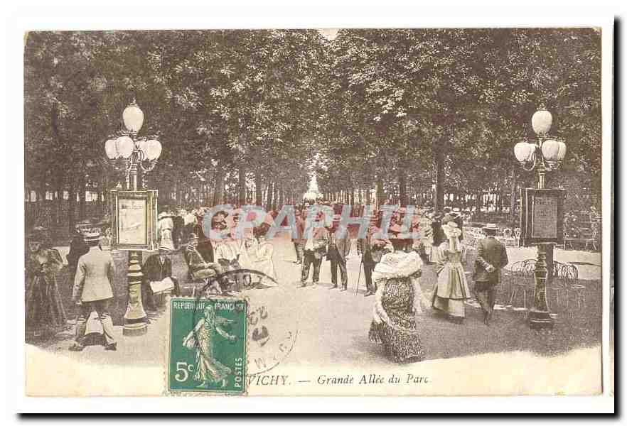 Vichy CPA Grande allee du parc (tres animee)