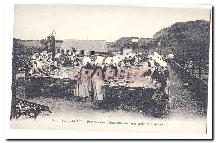Port Louis CPA Femmes des usines mettant leurs sardines a secher (reproduction)