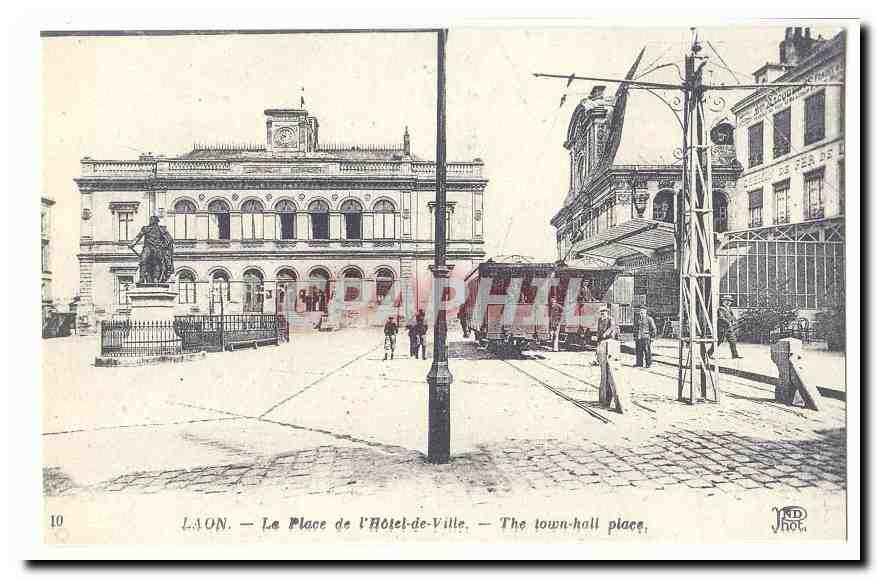 Laon CPA La place de l'hotel de ville (tramways) (reproduction)