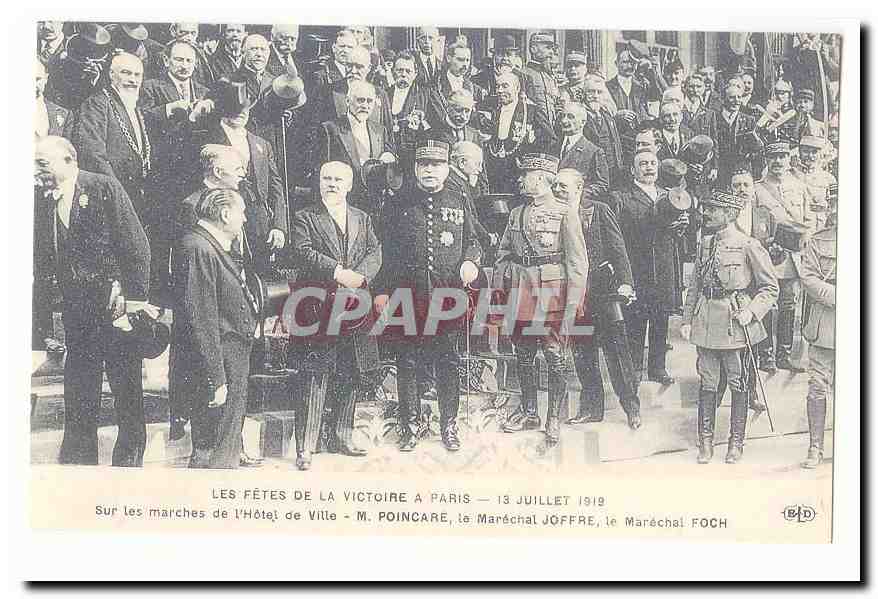 Paris CPA Les fetes de la Victoire 13 juillet 1919 Sur les marches de l'hotel de ville Poincare Joffre (reproduction)