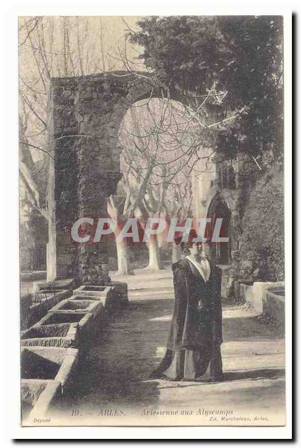 En Provence Arles CPA Arlesienne aux Alyscamps