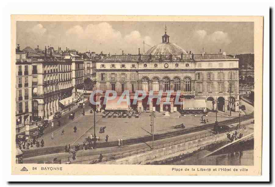 Bayonne CPA Place de la Liberte et l'hotel de ville