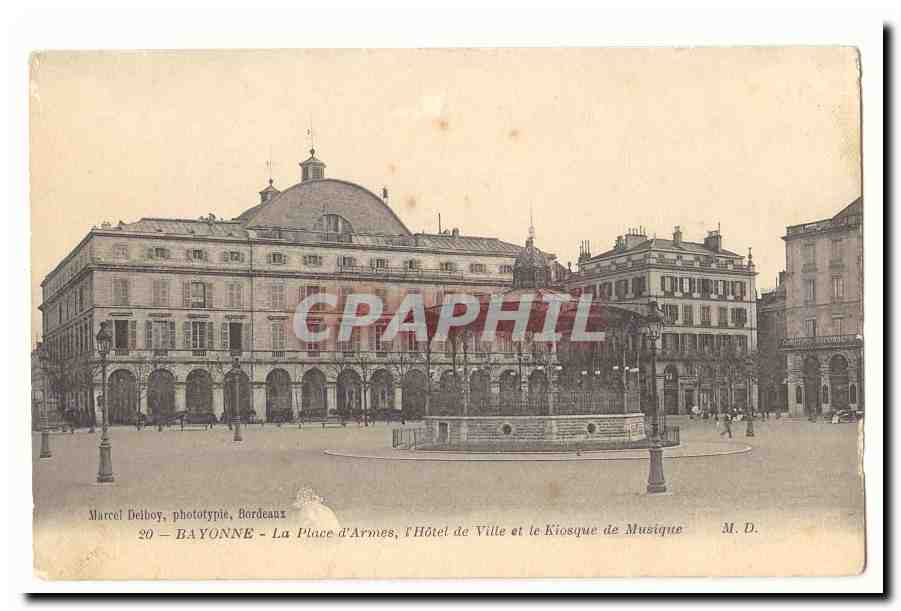 Bayonne CPA La place d'armes l'hotel de ville et le kiosque de musique