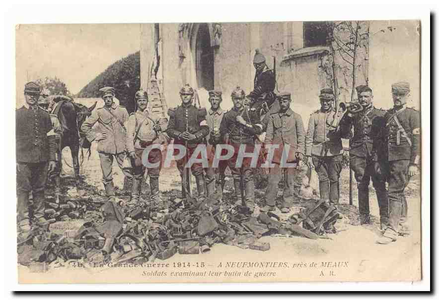 Neufmontiers, près de Meaux — Soldats examinant leur butin de guerre — A.R.
