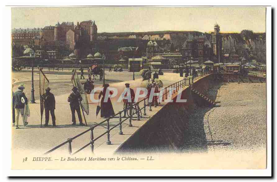 Dieppe CPA Le boulevard Maritime vers le chateau (animee)