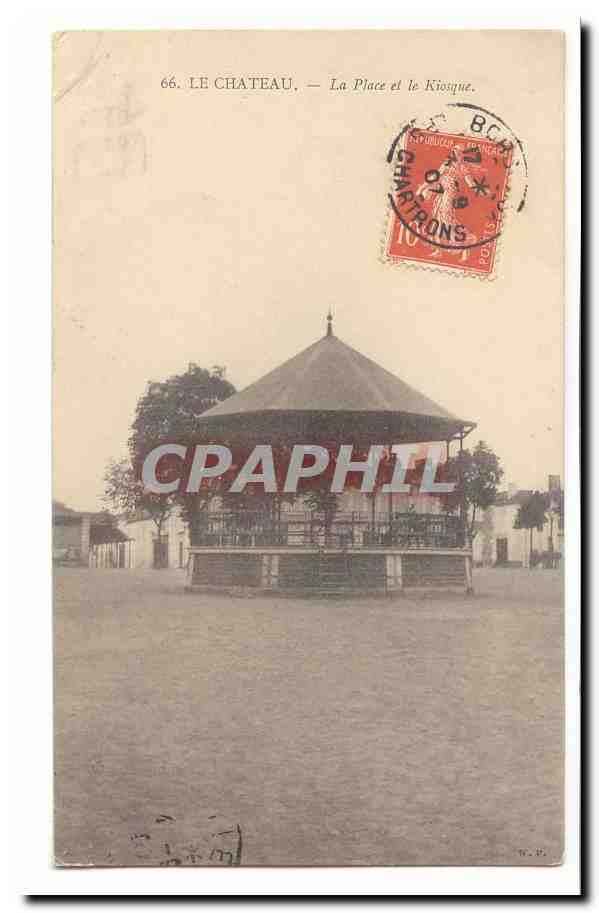 Le Chateau CPA La place et le kiosque