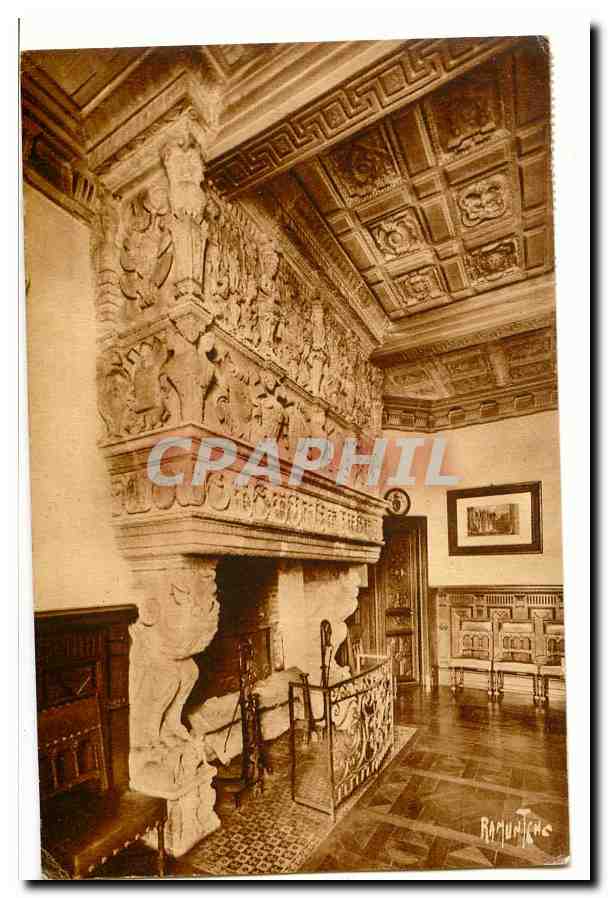 Intérieur d'un château — cheminée sculptée et plafond à caissons — Ramuntchene