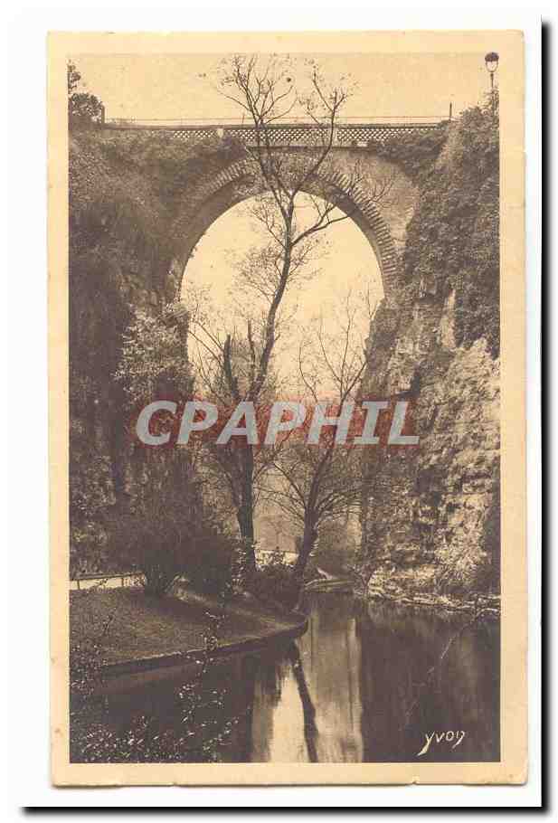 Paris (19eme) CPA Parc des Buttes Chaumont (pont de briques)