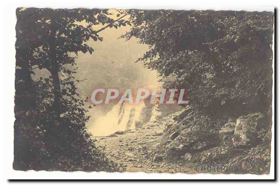 Chutes d'eau — vue encadrée par des arbres — éditeur non identifiable