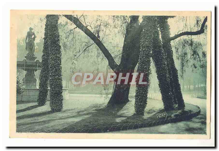 Paris (8eme) CPA Dans les jardins des Champs Elysees