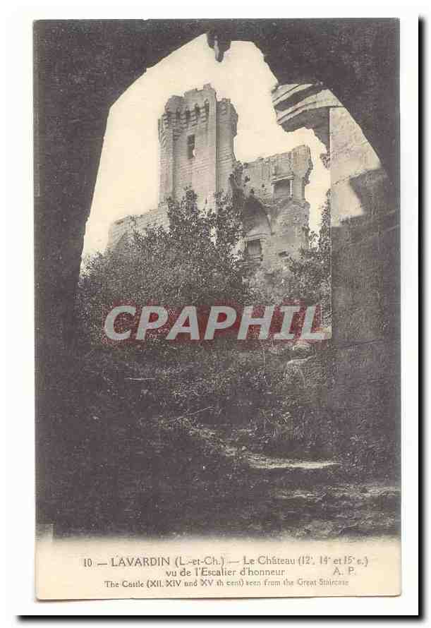 L'Ávardin (L.-et-Ch.) — Le Château (XIIe, XIVe et XVe s.) vu de l'Escalier d'honneur — A. P.