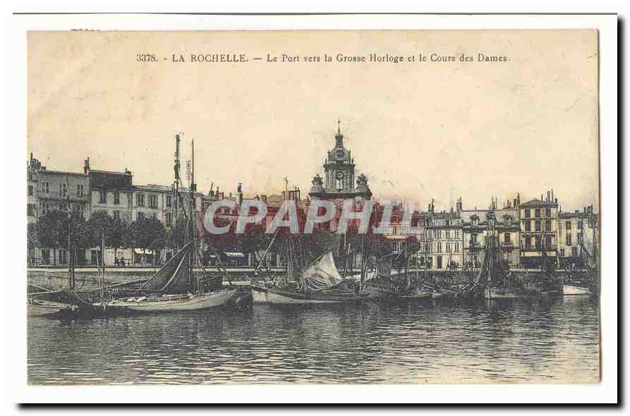 La Rochelle CPA Le port vers la grosse horloge et le cours des Dames (bateaux)