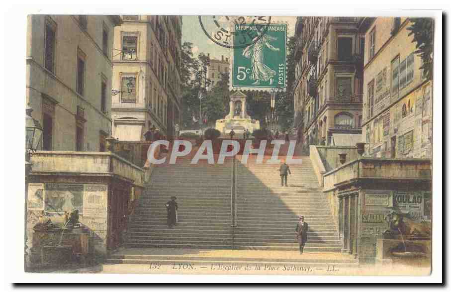 Lyon CPA L'escalier de la Palce Sathonay (lions)