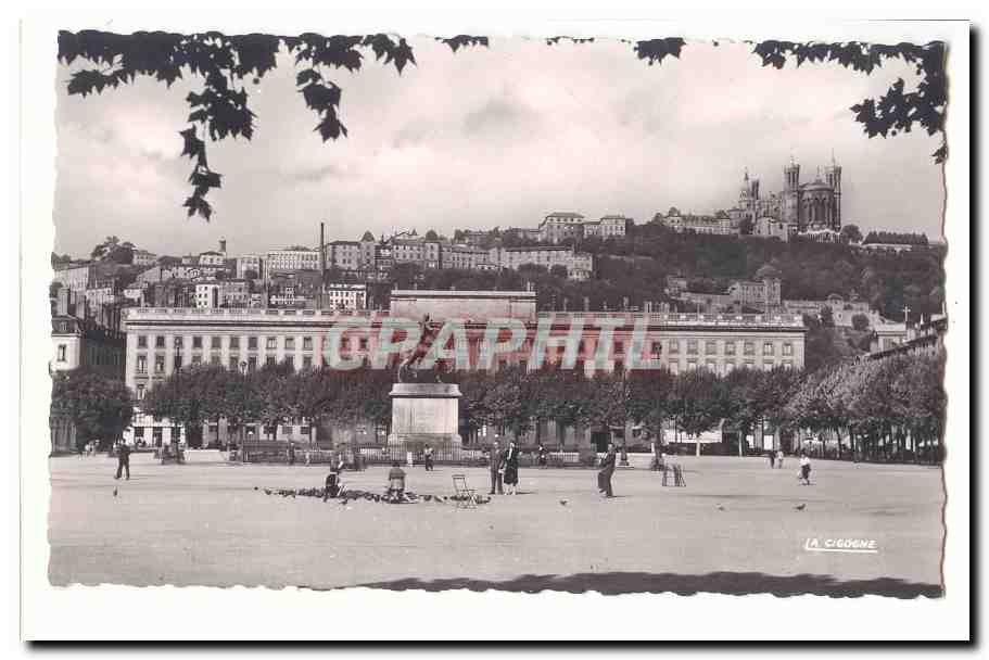Lyon CPM place Bellecour et Chateau de Fourviere