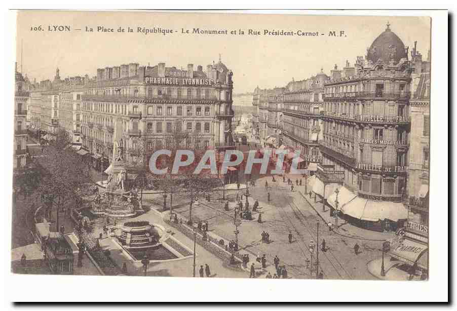 Lyon CPA La place de la Republique Le monument et la rue du President Carnot