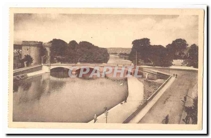 Pont sur la rivière — vue avec tour fortifiée en arrière-plan — éditeur non identifié