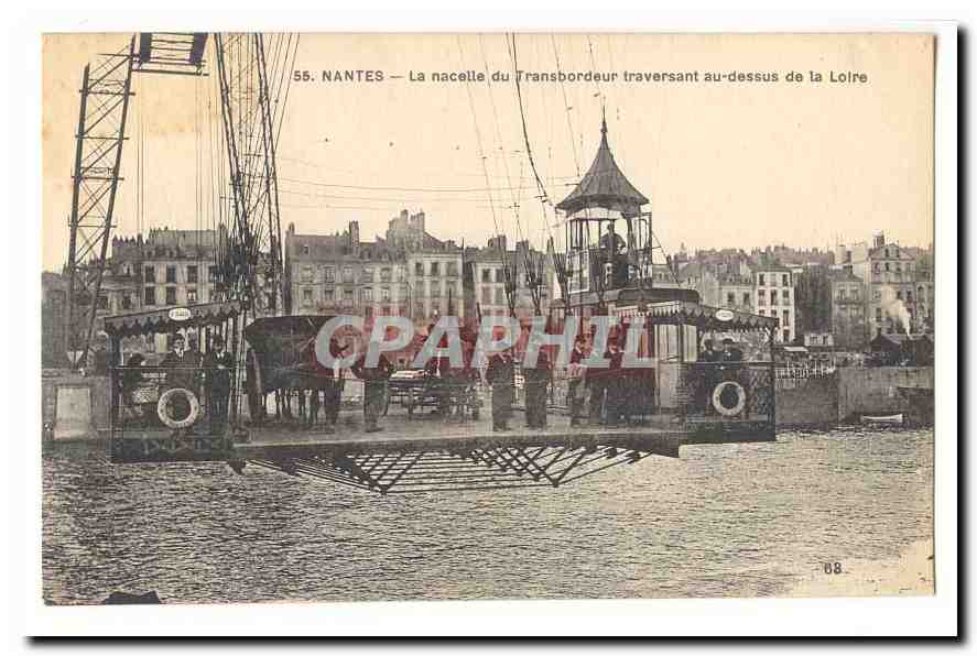 Nantes CPA La nacelle du transbordeur traversant au dessus de la Loire