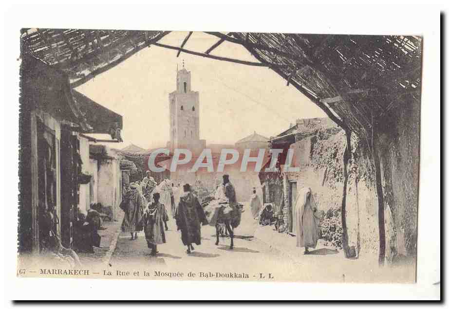 Maroc Marrakech CPA La rue et la mosquee de Bab Doukkala
