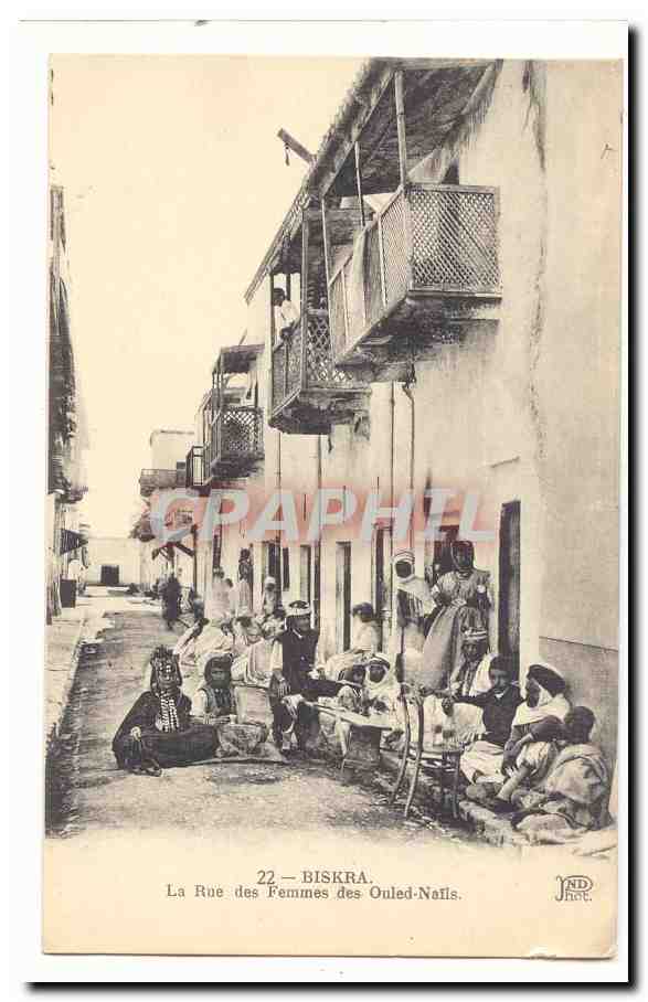 La Rue des Femmes des Ouled-Naïls — Biskra — éditeur IND. n°22