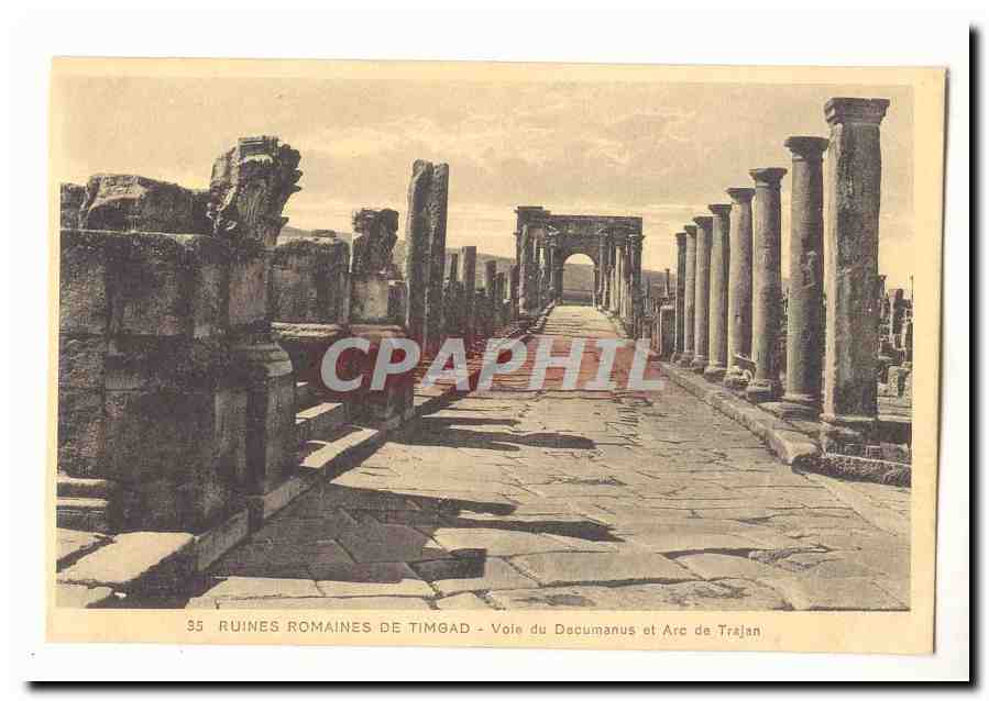 Ruines romaines de Timgad - Voie du Decumanus et Arc de Trajan