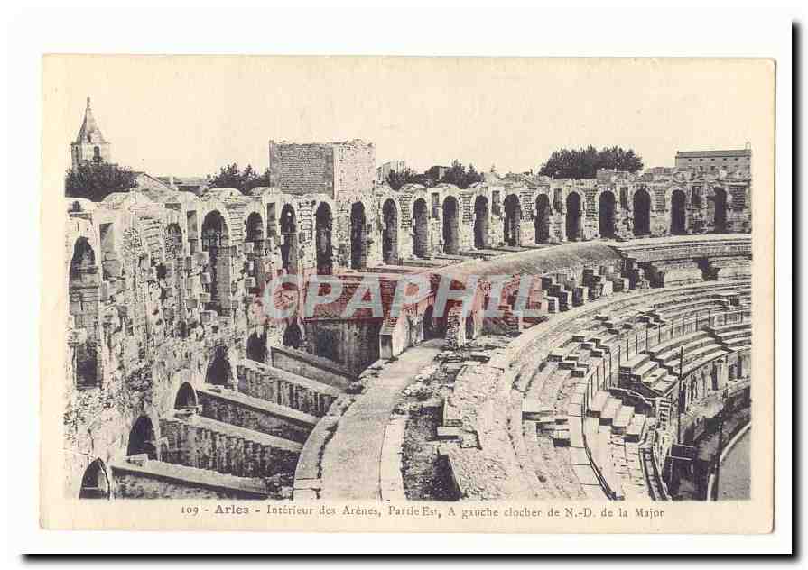 Arles - Intérieur des Arènes, Partie Est, À gauche clocher de N.-D. de la Major