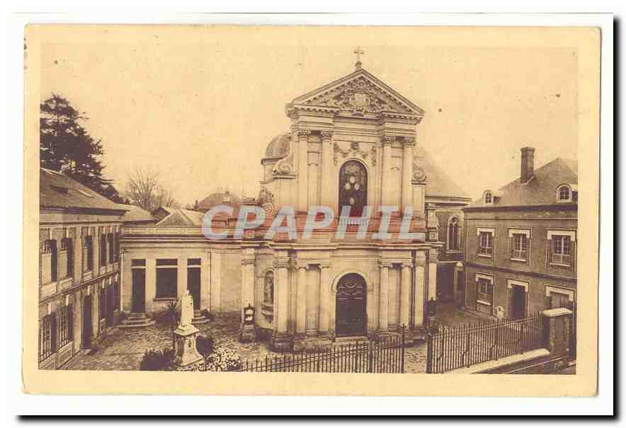 Église Sainte-Croix — Cour intérieure avec statue — Éditeur anonyme