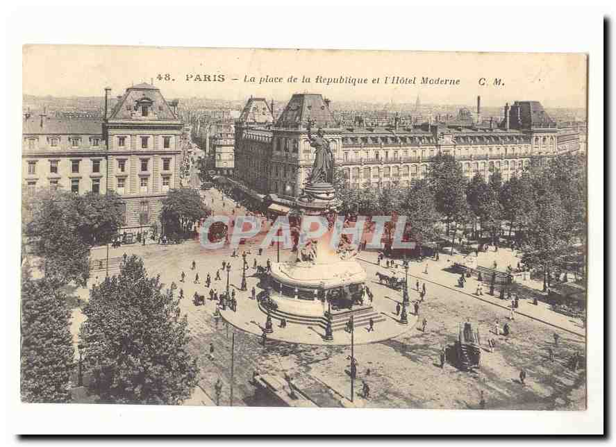 Paris (3eme) CPA La place de la republique et l'hotel Moderne