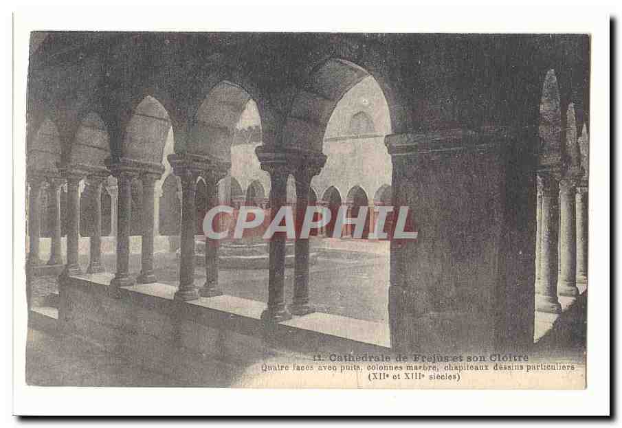 Frejus CPA La cathedrale de Frejus et son cloitre Quatre faces avec puits colonne smarbres chpiteaux dessins