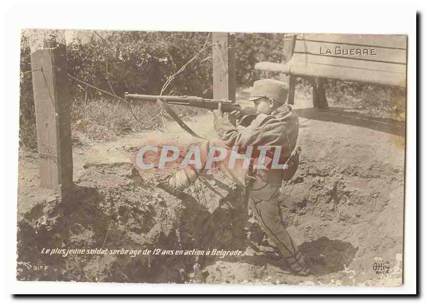 Serbie CPA Le plus jeune soldat serbe age de 12 ans en action a Belgrade (SErbia war)