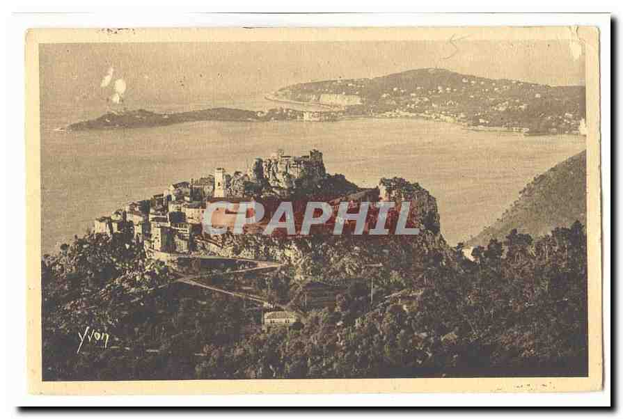 Ville perchée sur rocher — vue panoramique — Yvon