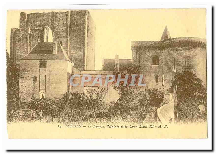 Loches CPA Le donjon l'entree et la cour Louis XI