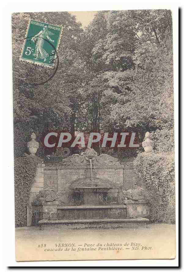 Vernon — Patio du château de Bizy, cascade de la fontaine Penthièvre — ND. Phot.