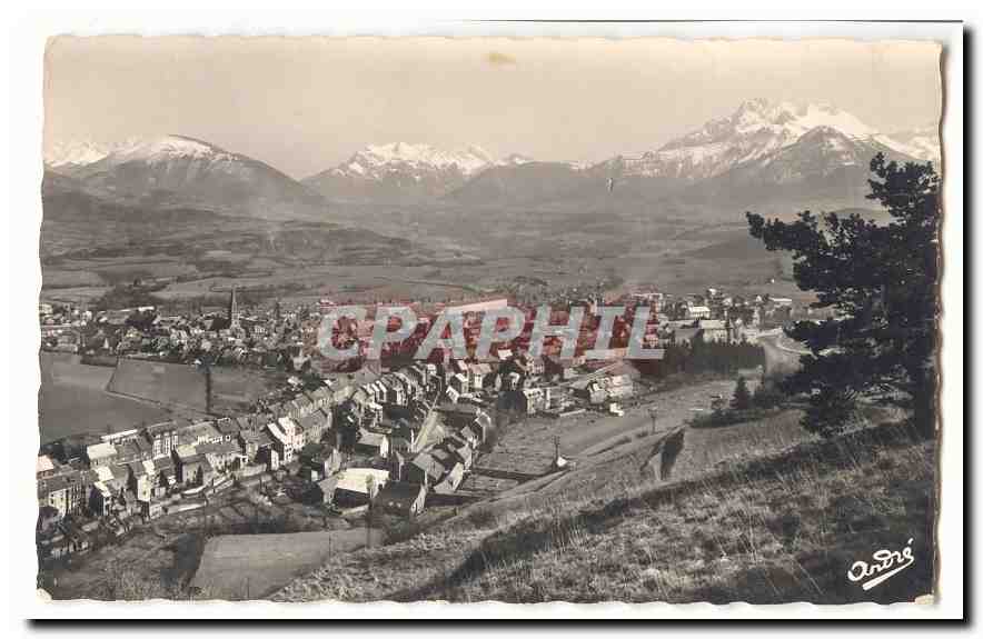 Vue panoramique de la vallée — montagnes enneigées en arrière-plan — éditeur Andrs