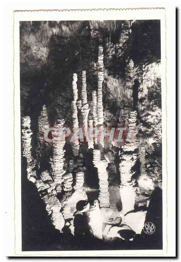 Grotte de la Véronique — colonnes stalactitiques — éditeur PAP, n° de série non lisible