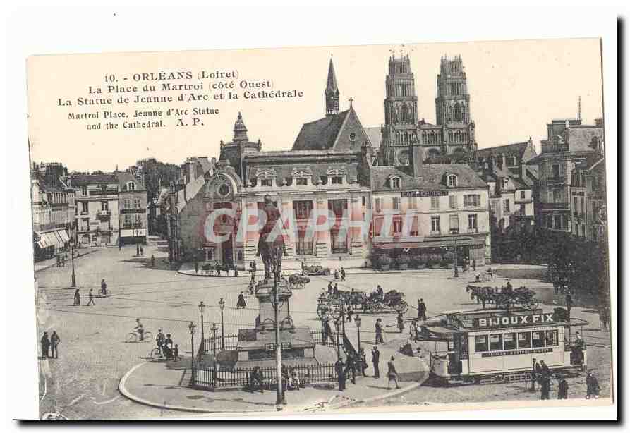 ORleans CPA La place du Martroi et la statue de Jeanne d'Arc et la cathedrale (tramway)