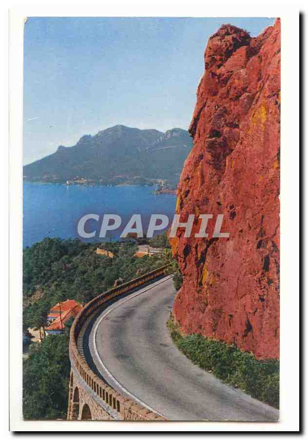 La Corniche d´or CPA LA route du bord de mer entre Theoule et le Trayes DAns le fond le Cap Roux