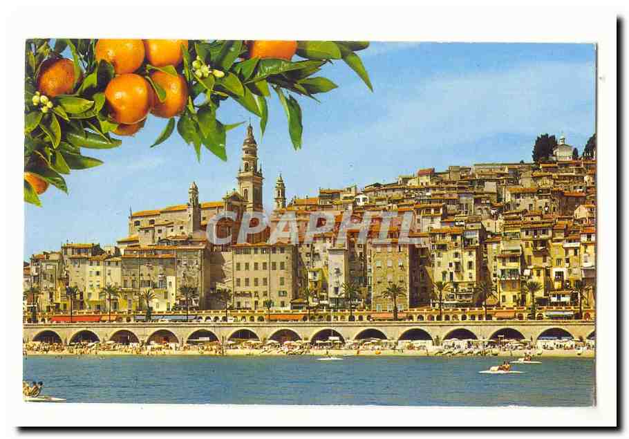 Menton CPM Vue pittoresque sur le Vieux Menton Au premier plan les plages des SAblettes