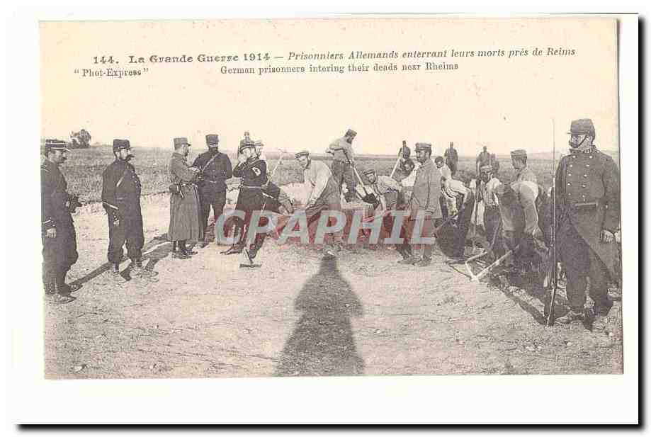 Prisonniers Allemands enterrant leurs morts près de Reims — Phot-Express n°144