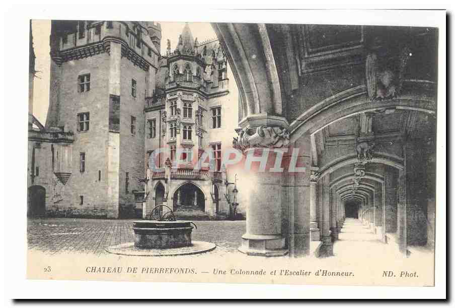 Château de Pierrefonds — Une Colonnade et l'Escalier d'Honneur — ND. Phot.