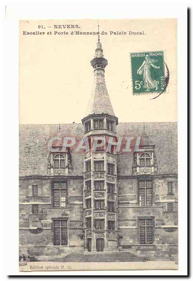 Nevers — Treppen und Ehrentor des Ducal Palastes — Sonderausgabe N. G.