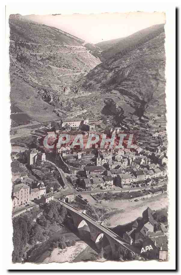 Eingebettetes Dorf in einem Canyon — Steinbrücke — Verlag APA