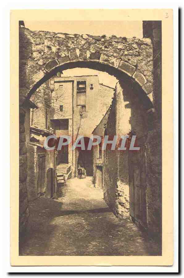 Arc de pierre dans une rue étroite — vue de village — CPAPHIL n°1